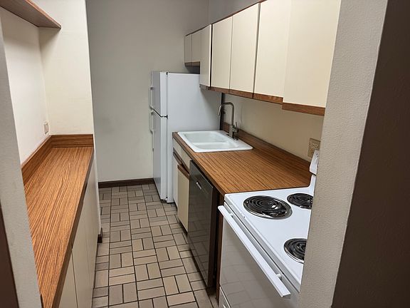 4th image of 120 N Oak Park Ave APT 220