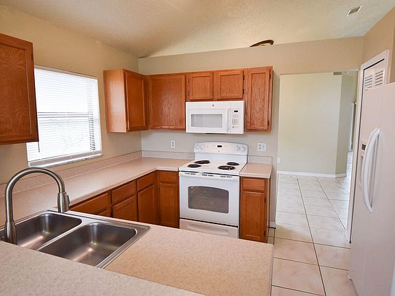 3rd image of 242 Lakebreeze Cir #8
