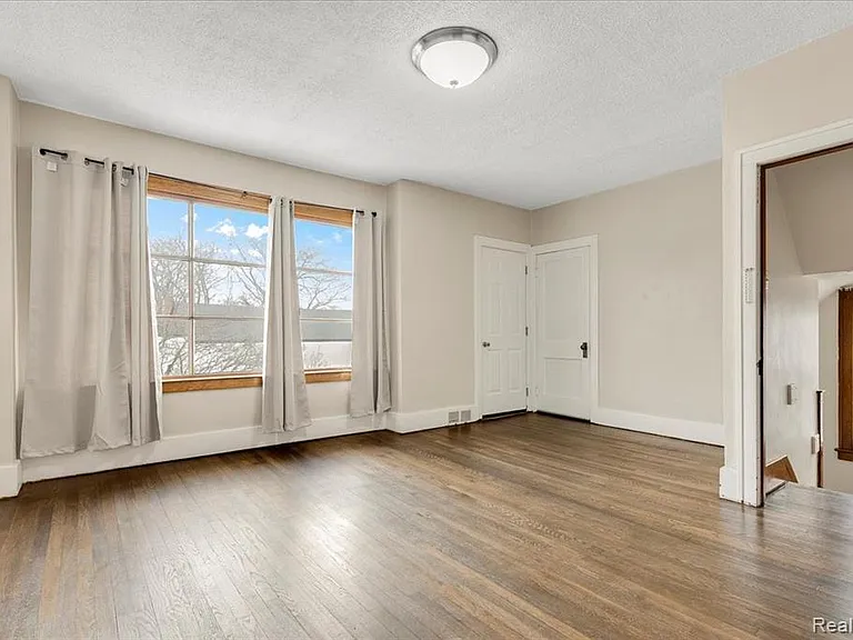 1413 Wayburn St — Photo 4