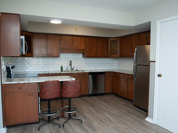 5th image of 18 Roselawn Dr