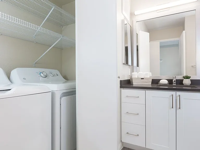Modern Collection Apartment With Washer Dryer