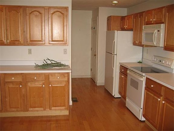 2nd image of 10 Wood St #2
