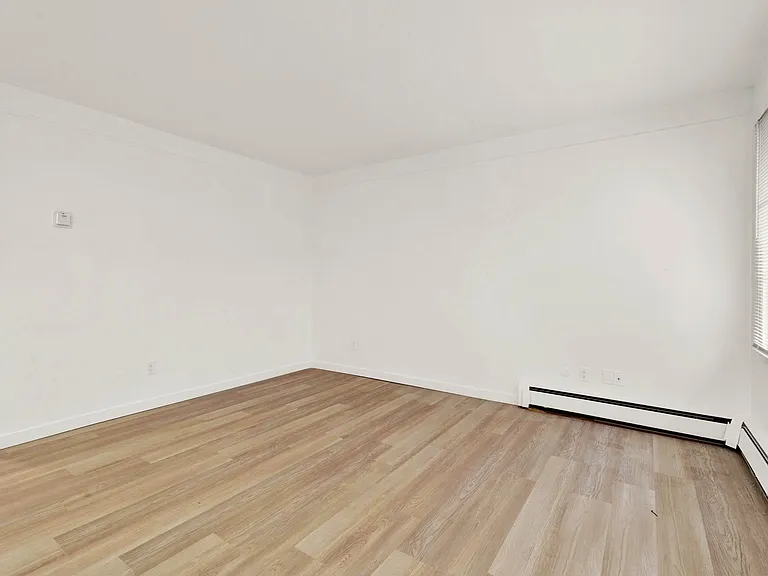 London Falls, Llc - Mt Clemens - Apartments — Photo 10