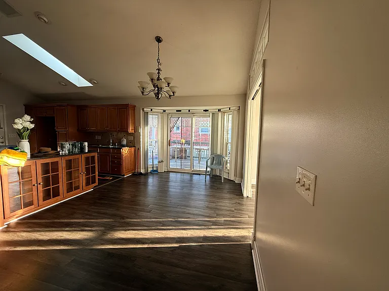 526 Buckley Rd — Photo 10