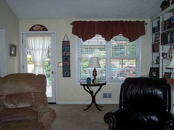 4th image of 1308 Oakwoods Dr