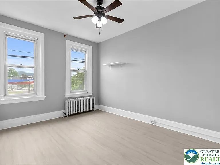 227 E Garrison St — Photo 16