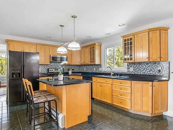 5th image of 27 Millers Brook Dr
