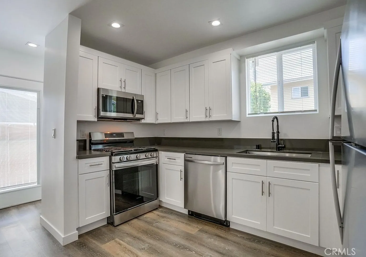 869 Glenway Dr — Photo 3
