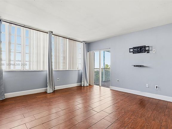 4th image of 1770 NE 191st St APT 411-1