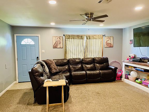 2nd image of 1605 Broadmoor Dr