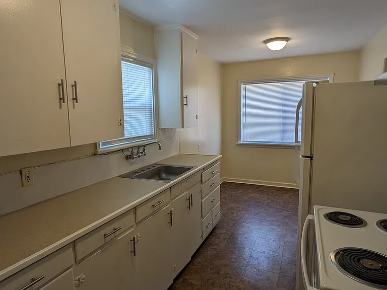 1066 Howard St SE — Photo 8