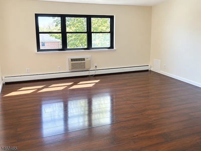 1041 Ridge St — Photo 3