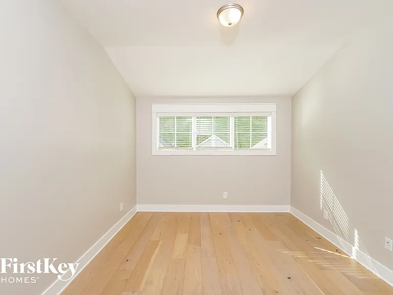 1320 Shades Ter — Photo 9