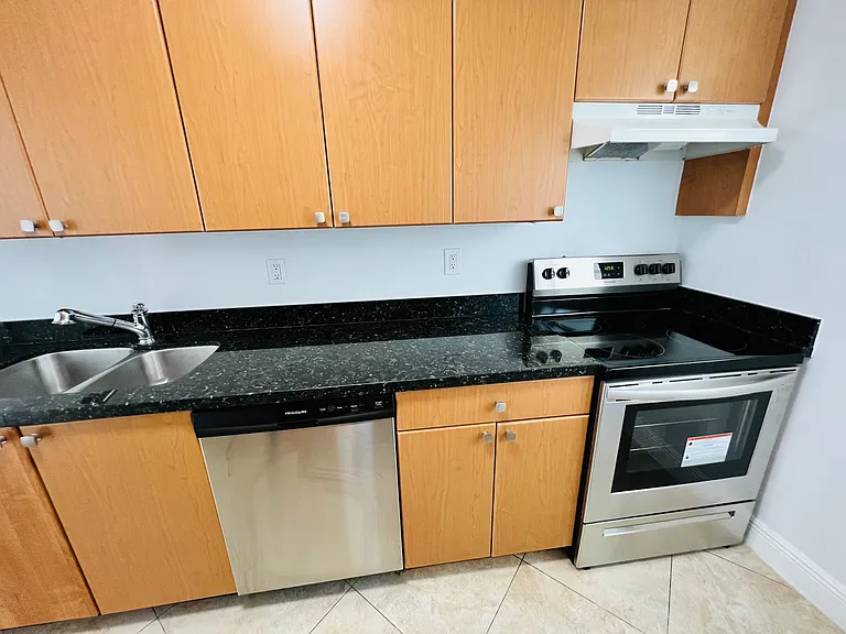 944 Bay Dr #7 — Photo 7
