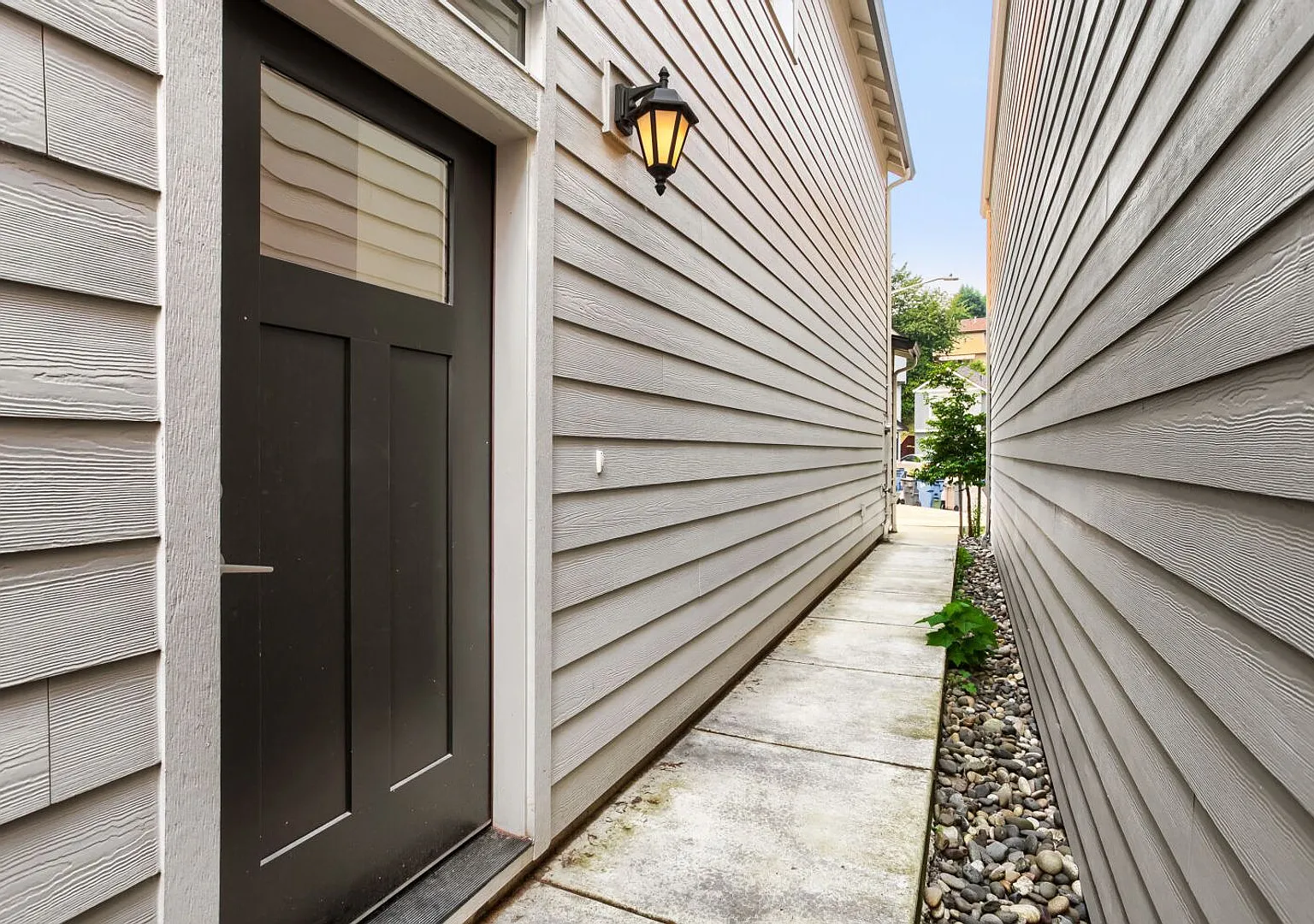 Modern 4-Bedroom 2.5 bath Townhome in Lincoln Neighborhood — Photo 2