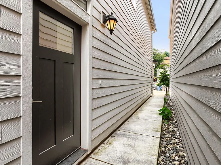 Lincoln Townhomes — Photo 2