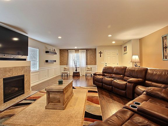 4th image of 1326 Daffodil Ave NE