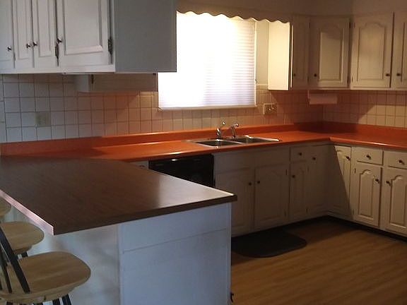 Kitchen with breakfast bar