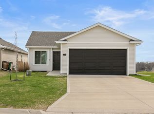 910 Aster Dr, Carlisle, IA 50047