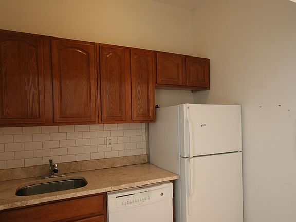 3rd image of 409 E 82nd St APT 3C