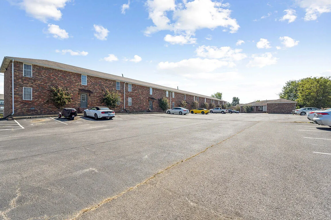 Willow Tree Apartments — Photo 1