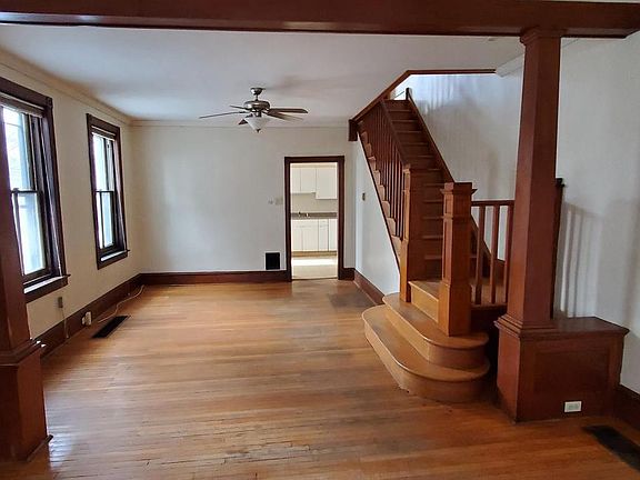 3rd image of 7122 Oxford Ave
