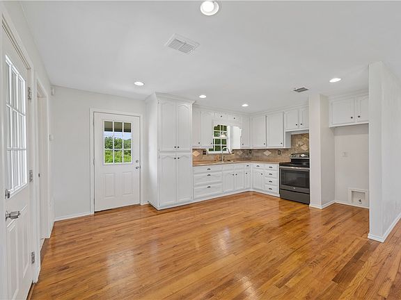 4th image of 209 N Coates E