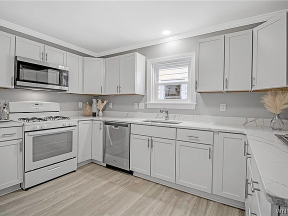 3rd image of 35 W Hazeltine Ave