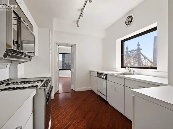 425 East 58th Street image 8 of 10