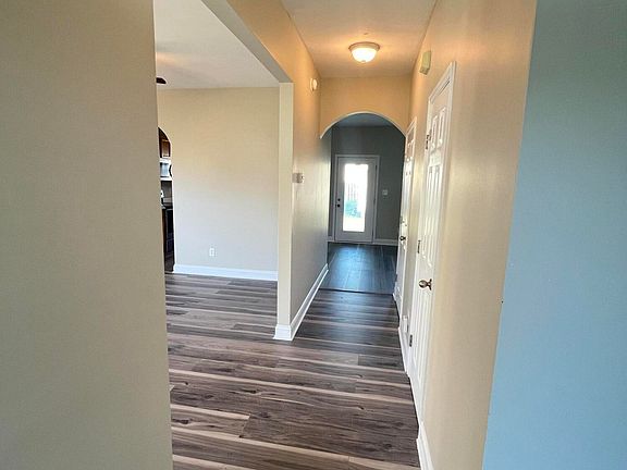 3rd image of 904 Ellery Dr