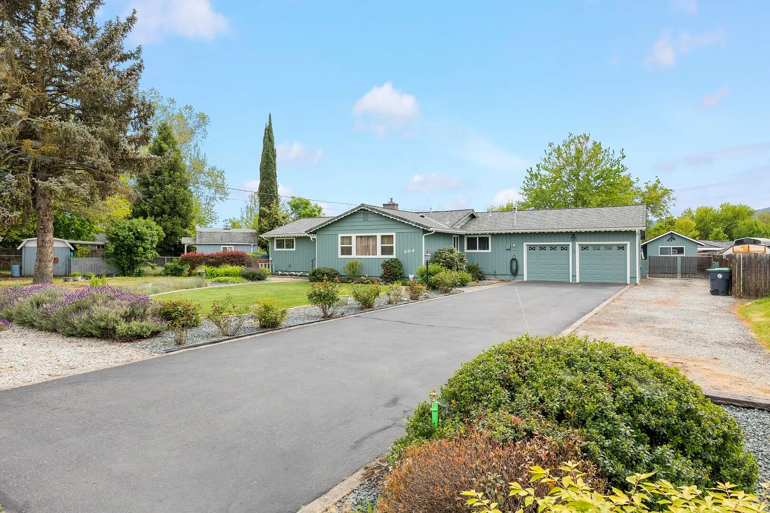 204 Holiday Ln photo 1