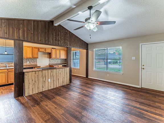 4th image of 901 Easter Dr