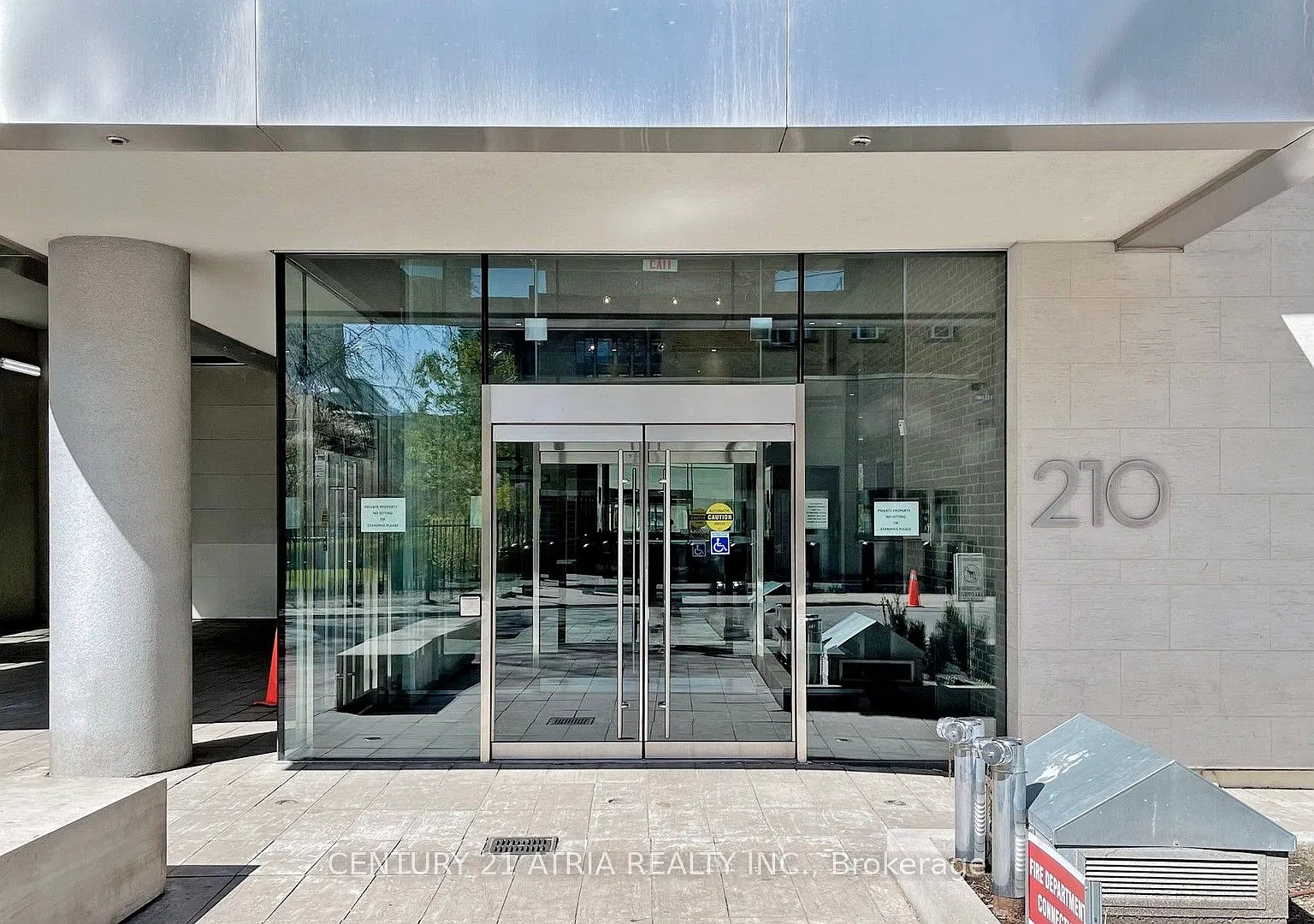 210 Simcoe St — Photo 3
