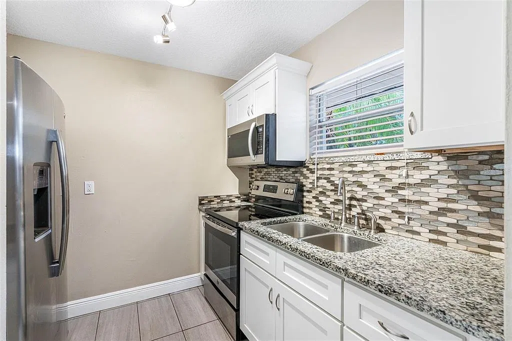 2 bed, 1.0 bath, 800 sqft, $1,800 — Photo 3