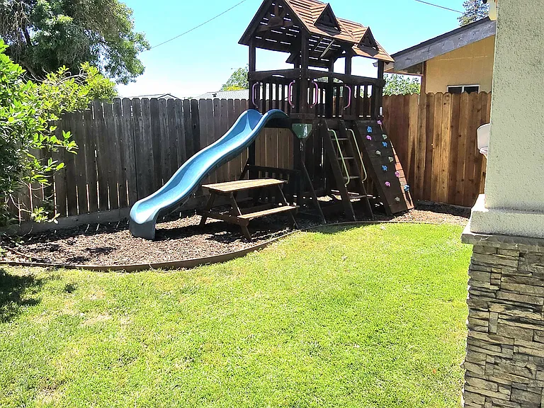Hatch Ave — Photo 37