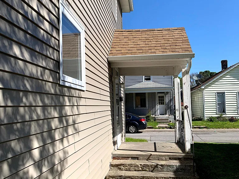 Entrance from side yard