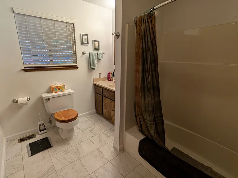 Bathroom (full tub/shower)