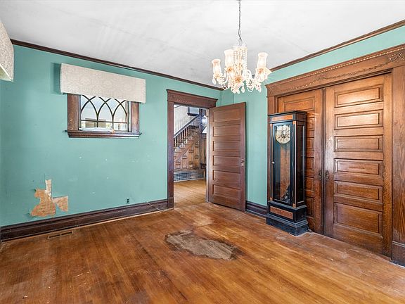 12th image of 315 E Main St
