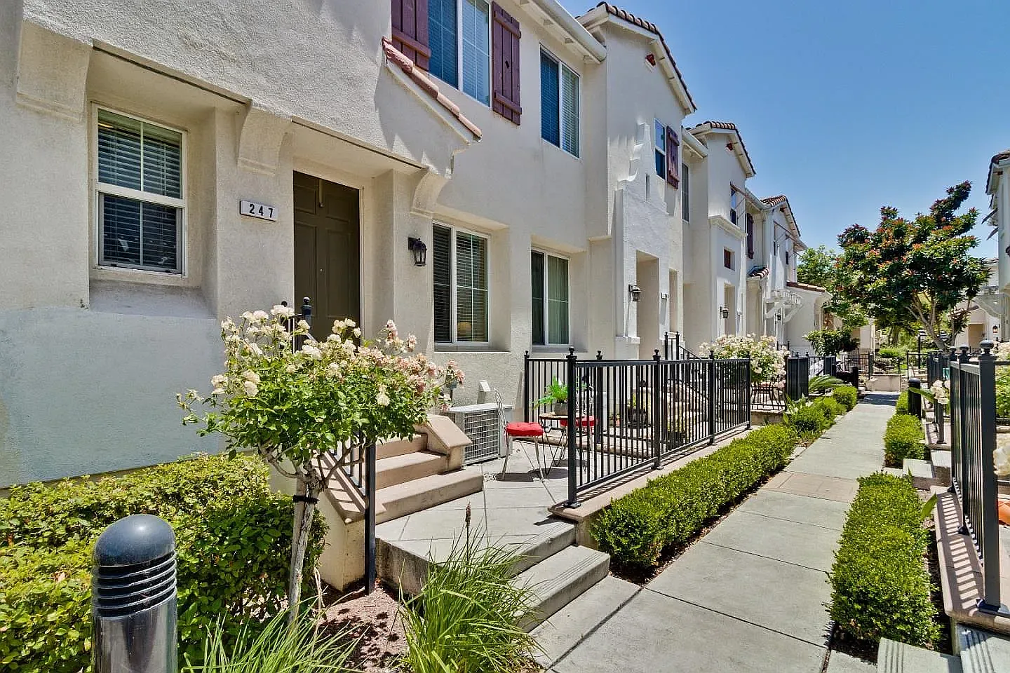 2 bed, 2.5 bath, 1038 sqft, $3,650 — Photo 2