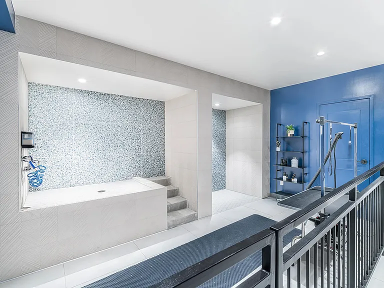 Luxury living for you & your furry friend! Our pet-friendly community features a pawsome pet spa, so your pet can stay fresh and pampered.