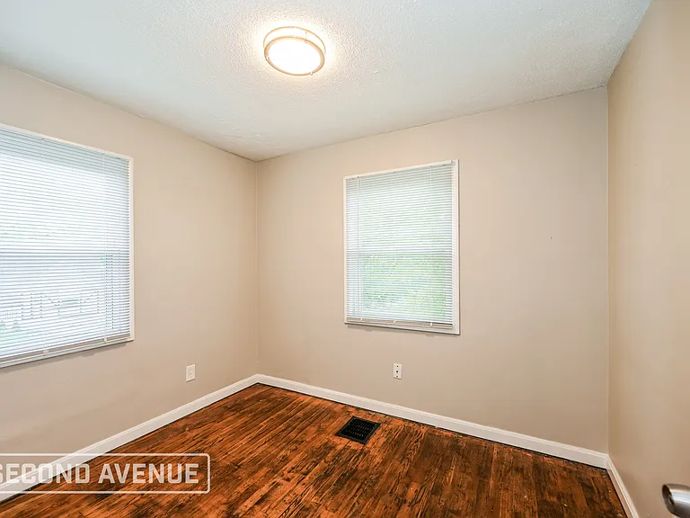 5589 Raceview Ave — Photo 17
