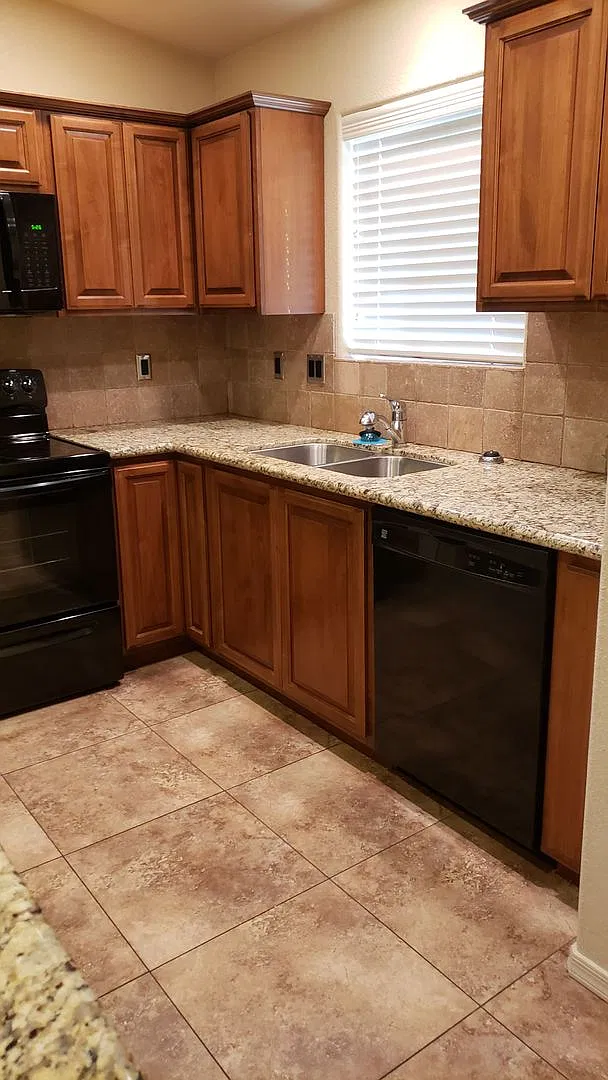 Unfurnished Long Term !! One Month Free Rent !! — Photo 3