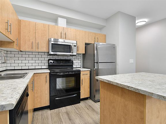 4th image of 825 Goldstream Ave #102