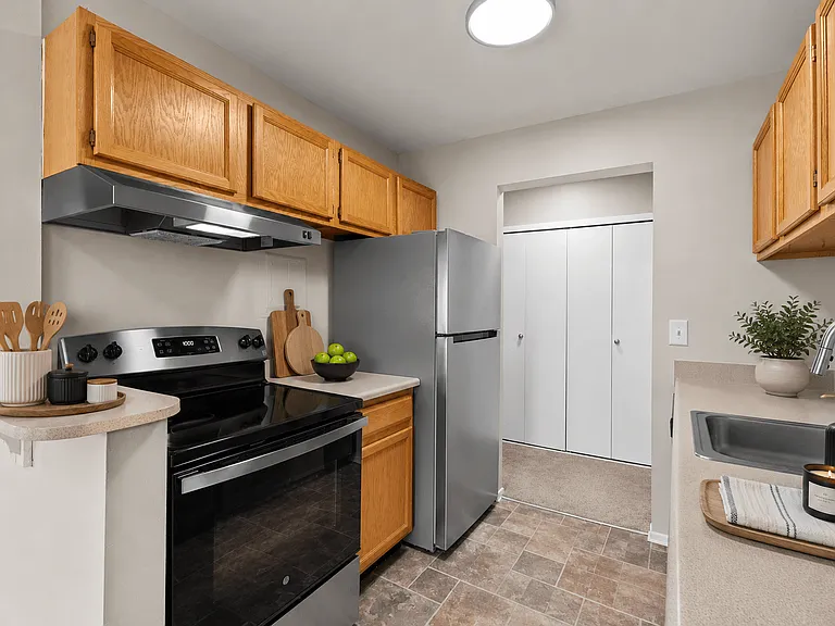 Sunnymede Apartments - Troy, MI — Photo 40