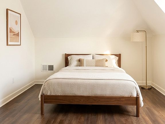 5th image of 2098 Court Ave #1