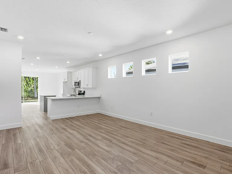 1209 W 15th St — Photo 4