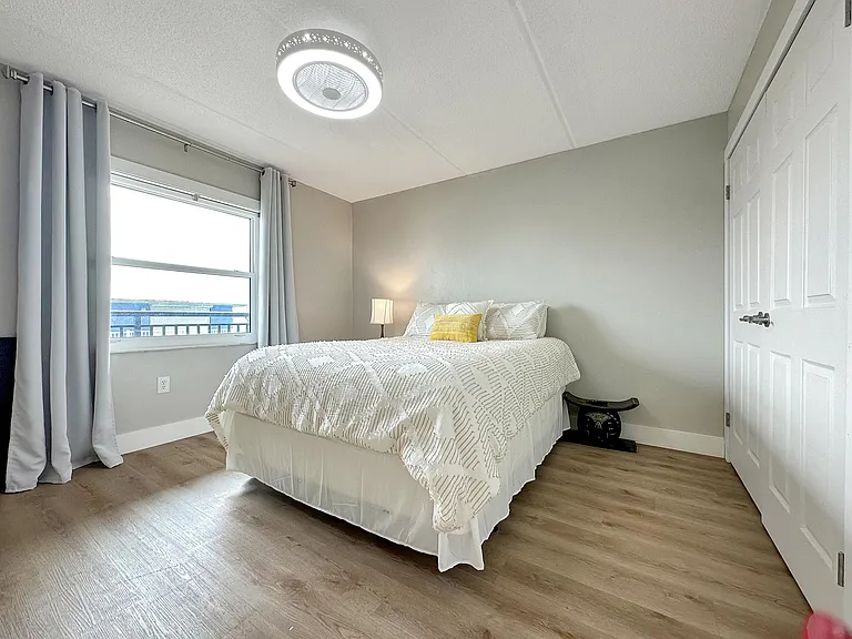 Extra bedroom that also has views of the ocean.