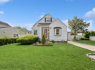 8 Cedarlawn Boulevard, Valley Stream, NY 11580
