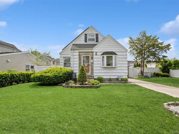 8 Cedarlawn Boulevard, Valley Stream, NY 11580