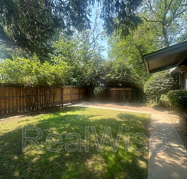 940 SE North St — Photo 46